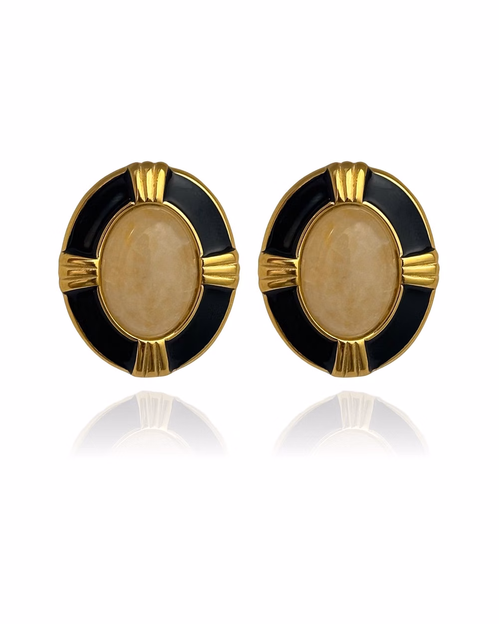 1920s geometric jewelry close up photograph - Vintage & minimal vibe 🤎