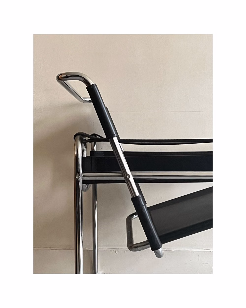 Wassily tubular steel chair detail photograph - Fauteuil wassily par Marcel Breuer, structure tubulaire en métal chromé et bandes de cuir noir, l'iconique du bauhaus.
En tres bel état de conservation, chrome & cuir
Dim :H76 X L65 X P85cm
Prix et livraison disponible en MP
#wassily #wassilychair #marcelbreuer #iconicdesign #designfurniture #70S #70sfurniture #bauhaus #designchair #chairporn #modernmidcentury #midcentury #design #designvintage #interiordesign #interiordesigner #paris #75018