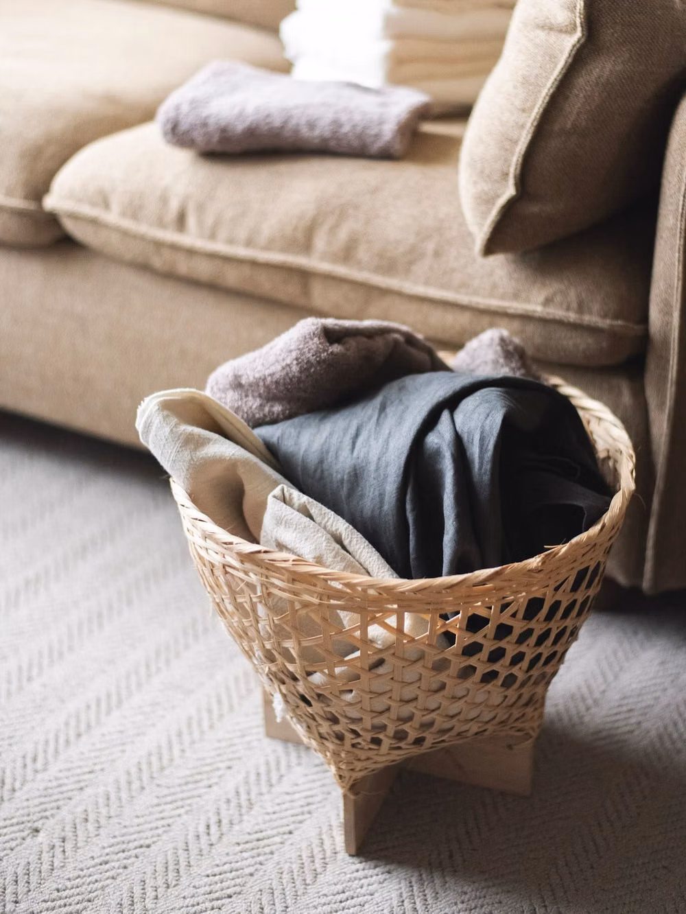 woven basket folded linen photograph - NEW ITEM | amucoバスケットシリーズ タイで見つけた、暮らしに馴染む手しごとのかたち  タイで買い付けた「amuco（アムコ）シリーズ」をオンラインストアにUPしました。 どこか懐かしく、そして新鮮な空気を暮らしにもたらしてくれるかごたちは、軽くて丈夫、見た目にも美しい愛着の持てるプロダクト。さりげない所まで気を配られた意匠の美しさも必見です。  現地の職人さんが竹やラタンを丹念に編み上げています。素朴さと美しさを兼ね備え、日用品でありながら心に残る存在感を放ちます。  ざっくりと収納したり、日常的に持ち歩いたり。ラフに付き合いながら自分だけの「定番」へと育てあげていく──そんな頼もしさも、このシリーズの魅力のひとつです。  今回買い付けを行ったタイは熱帯の自然素材が豊富で、ラタン（籐）や竹は昔から生活用品や家具、バッグなどの手工芸品に幅広く使われてきました。日本の暮らしにもすっと馴染むシンプルな形とやさしい色合いのものにこだわり集めてきました。  様々な意匠やサイズのものをご用意しています◎ 商品詳細はオンラインストアでご確認をお願いいたします。 https://...