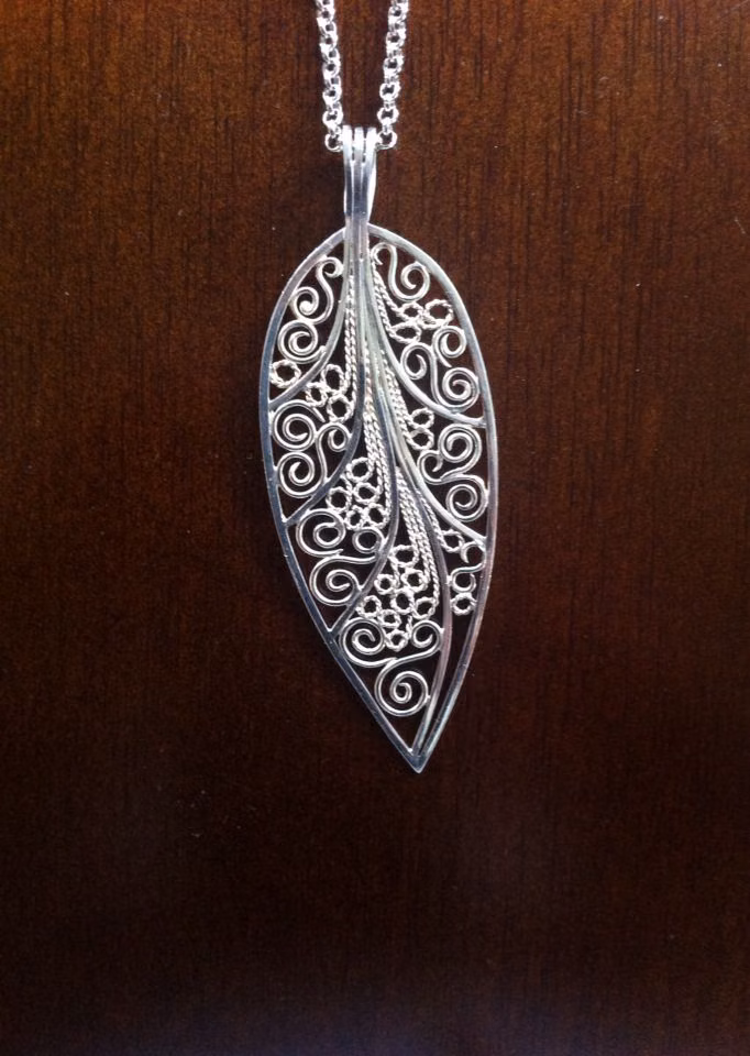 silver filigree leaf jewelry macro photograph - Katja von Elbwart: silver filigree leaf pendant