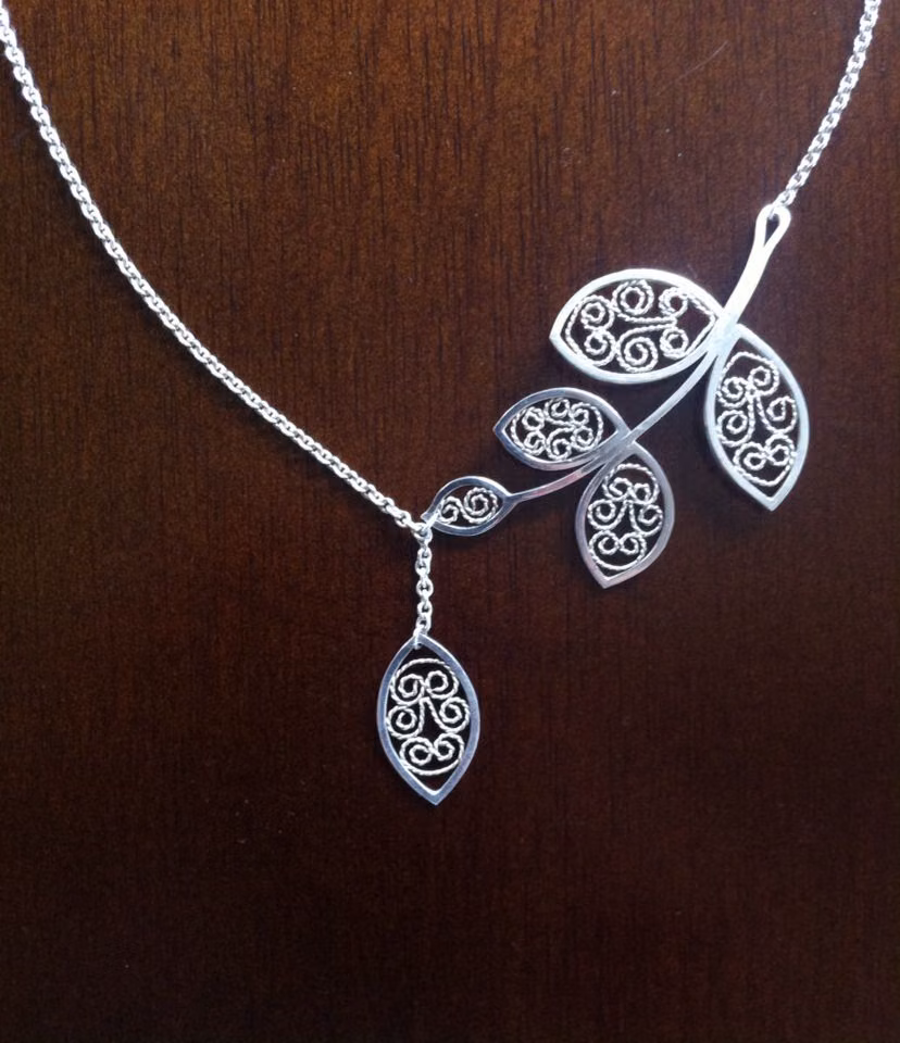 silver filigree leaf jewelry macro photograph - Katja von Elbwart: silver filigree leaf necklace