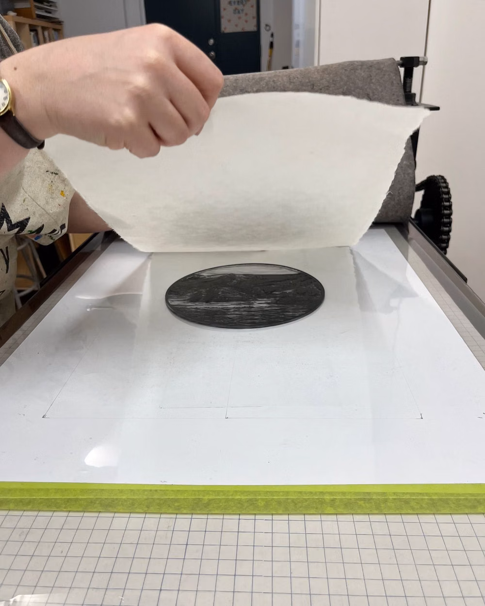 offset print registration misalignment close up - 👀 Have a flip through to see our very own @heather_articulations using the big press to print her gorgeous piece for Absence Makes 😍
Exhibition continues until March 28th - come say hi!
#absencemakes #printmaking #blackandwhite #printmakers #artexhibition #