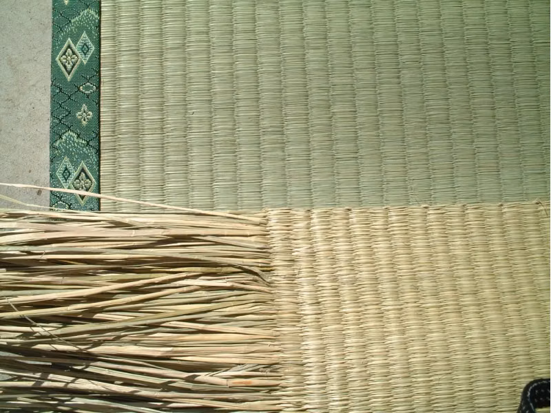 tatami mat weave macro photograph - Close up of a tatami mat and the rush reeds which are woven together to form the tatami's outer layer. Source: www.0462.net