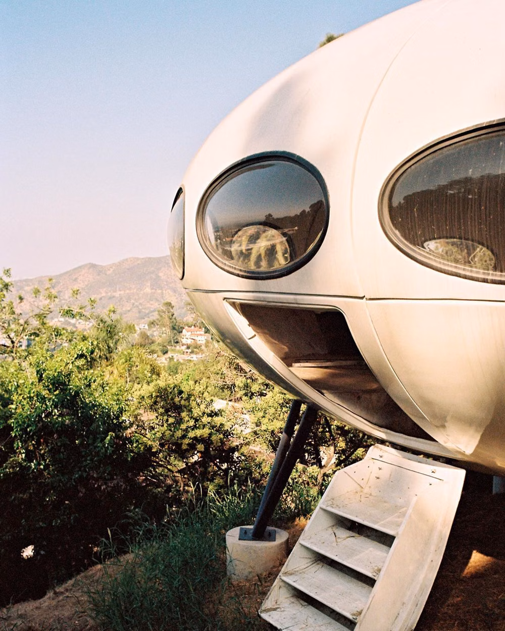 1960s space age dome architecture photograph - Purple Fashion Magazine on Instagram: “#ARCHITECTURE LIVING IN A BUBBLE PT.1 Gianni Oprandi photographed a privately owned FUTURO house located in Los Angeles for our Cosmos…”