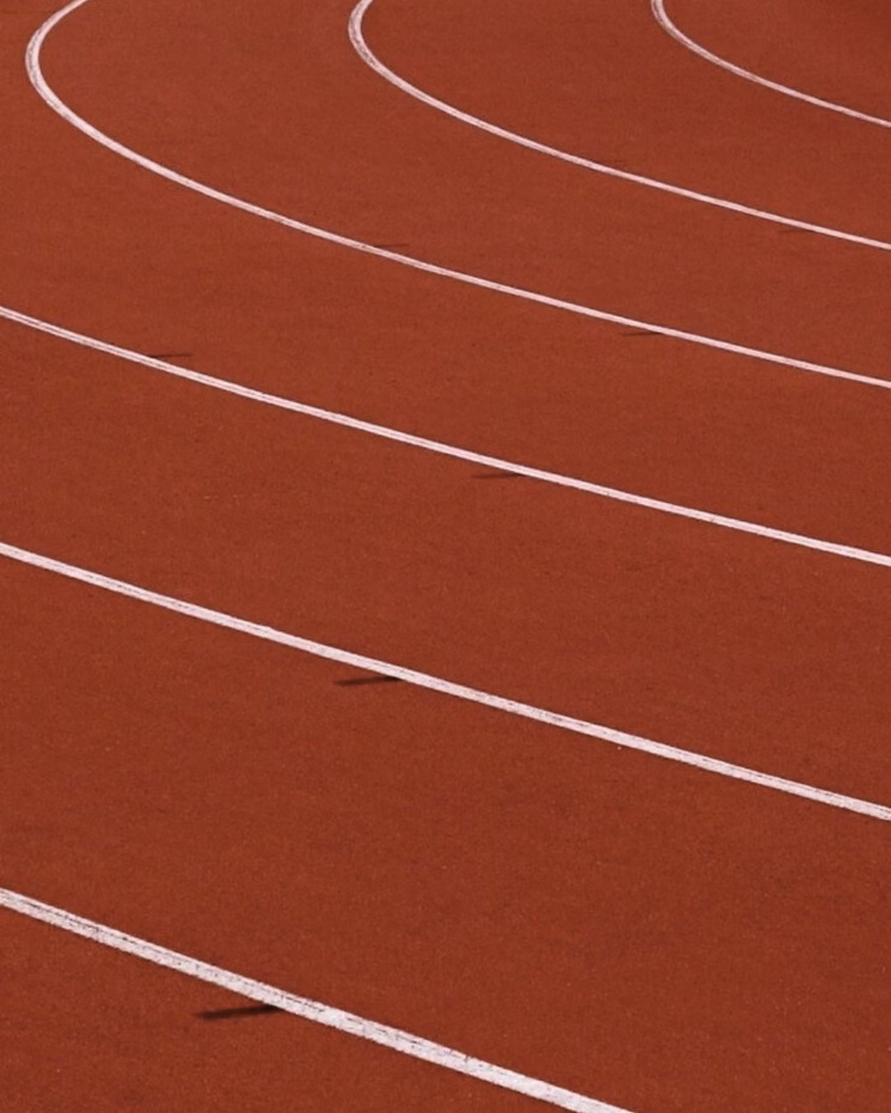 red rubber running track texture close up - 🔻 Parceiros que impulsionam Não é só correr, é correr junto. Quem chega junto fortalece o caminho e amplia a energia.  🔻 Comunidade em movimento Cada passo, cada vitória, nasce da troca e do apoio entre quem compartilha o mesmo propósito.  🔻 Seu convite para colaborar Na Reddish, somos um time. Marca seu parceiro ou parceira de treinos e vem construir essa jornada com a gente  #WeAreReddish #comunidadeesportiva #parceriasqueinspiram #corridajunta #athleisure