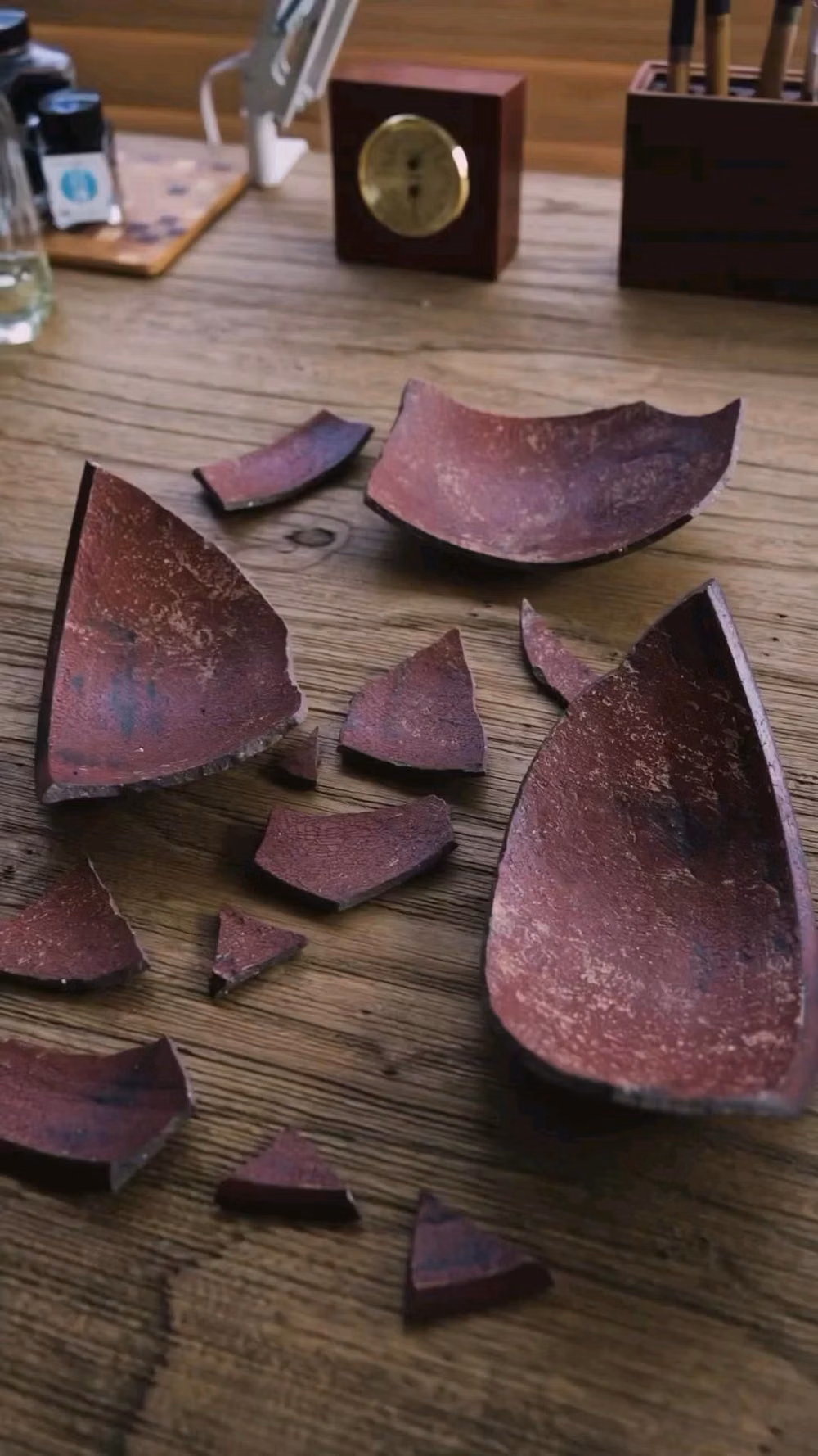 kintsugi ceramic bowl gold repair close up - Kintsugi is a traditional method of repairing ceramic. Lacquer and gold are used in the process. The process leaves a gold seam where the cracks once were. Chimahaga, Artist (video vía Instagram) | Purely Inspiration